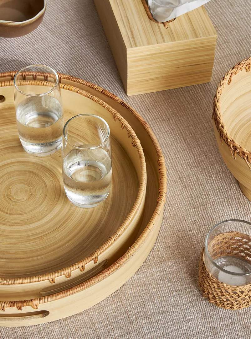 竹製キッチンウェアセット – まな板・ボウル・プレートが並ぶ台所の情景